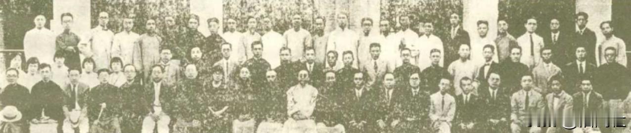 1926年北京师范大学的毕业生合影，数了数，全部人数只有68人，当时中国人口约4