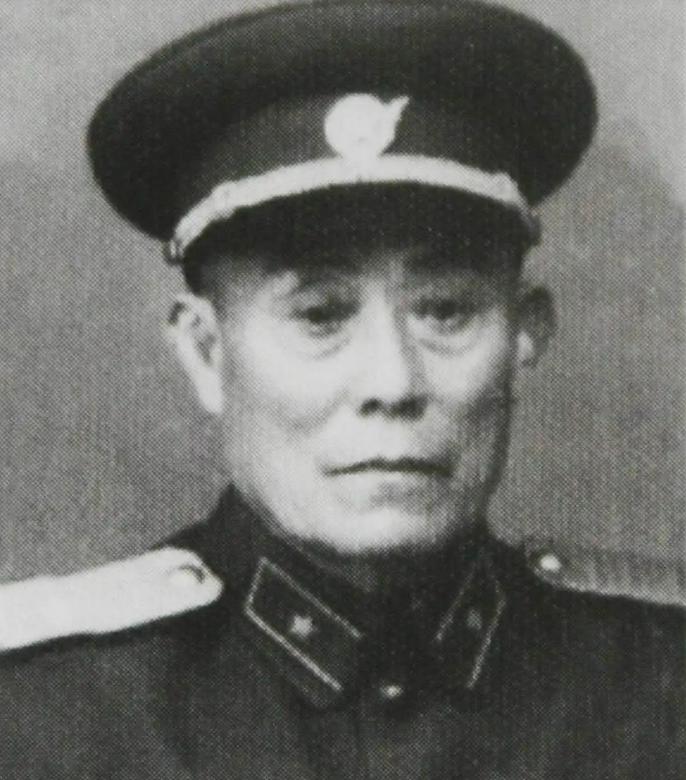 1974年，82岁的开国少将史可全在病房里，瞧见旁边的彭德怀闭着眼，脸色惨白，他