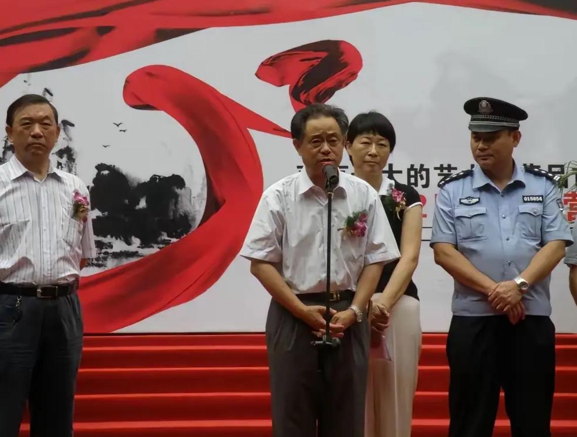 很多人看到这份判决结果，内心满是难以平复的愤懑。徐湖平在文博系统深耕数十年，从基