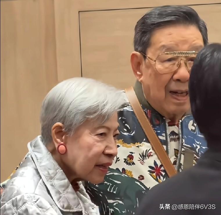 胡枫94，罗兰92，这精神头真看不出来。90多岁还能有同龄老友健在，时不时见个面