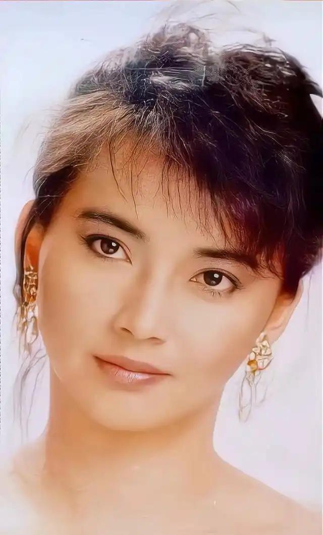 1989年，金马影后胡慧中，被吕小龙骗去拍摄《鬼狐》，拍摄时吕小龙私自加大尺度吻