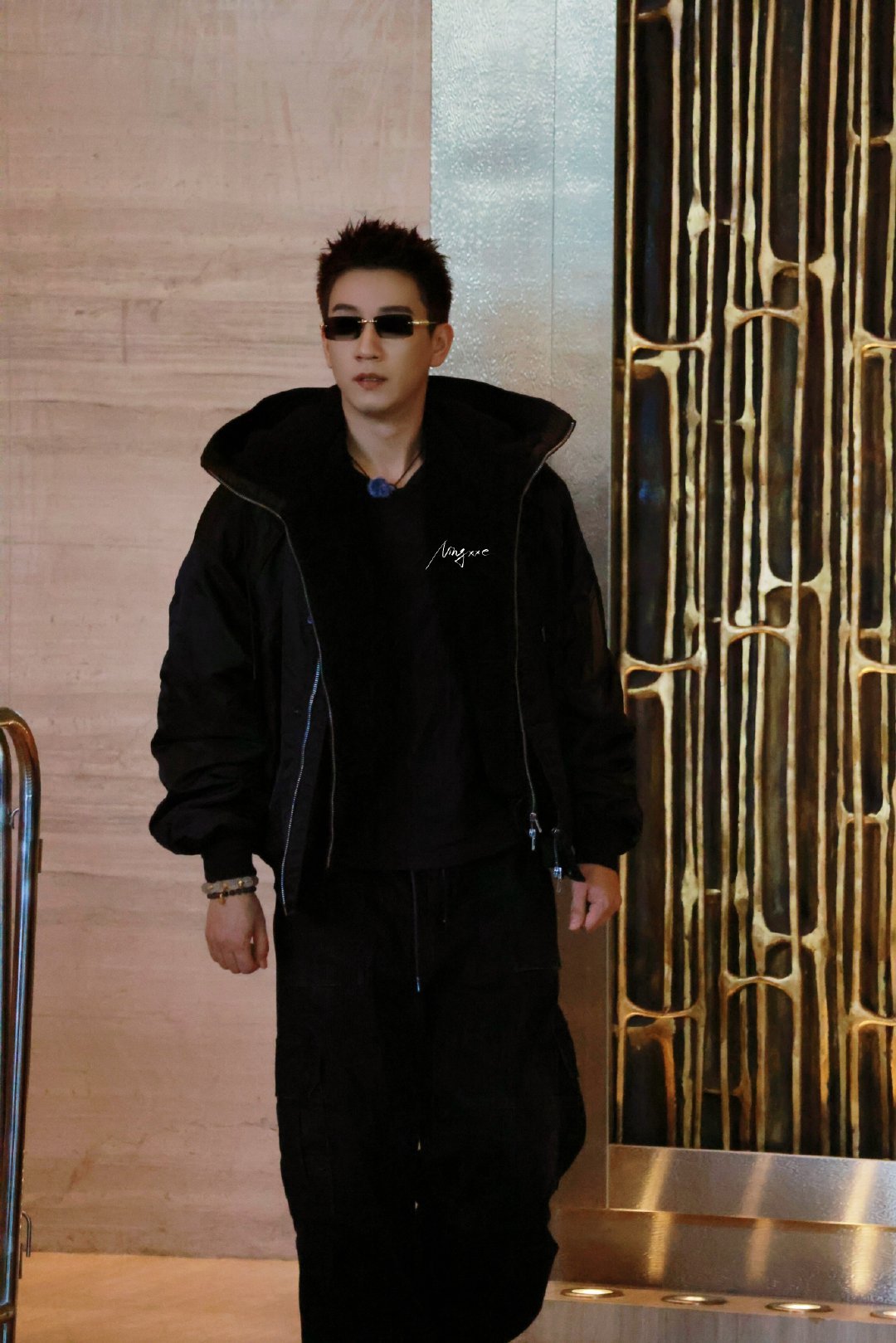 王子奇美式前刺矜贵公子王子奇美式前刺返场王子奇的美式前刺发型细节：两侧推短，顶部