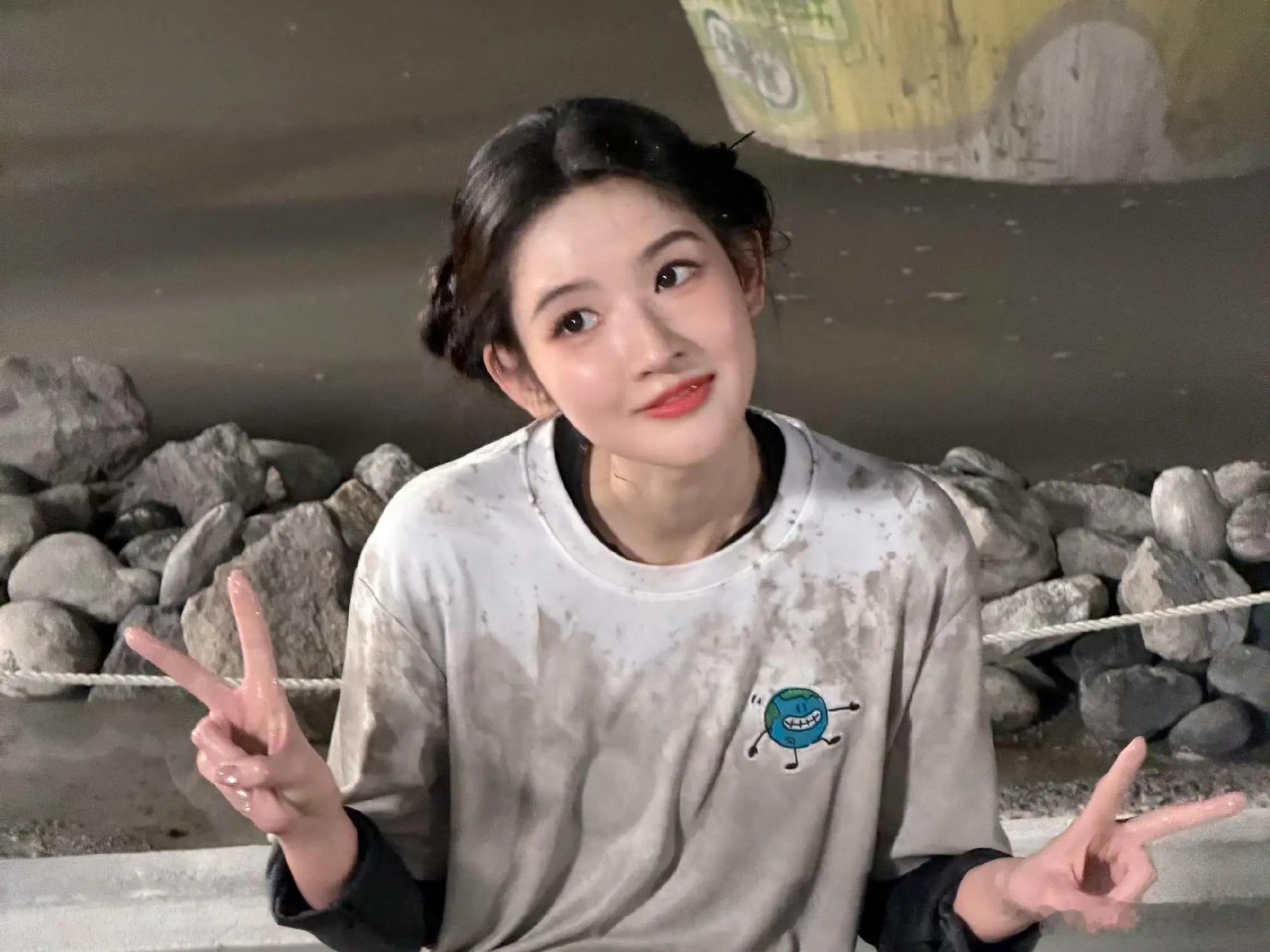 王玉雯舞蹈搭子小绿猫王玉雯带大家复习地球团舞动作雯子携小绿猫开启舞蹈课堂，细致带