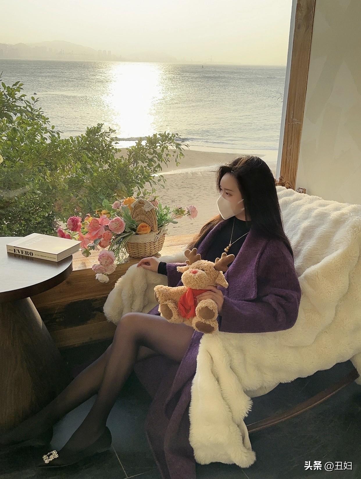 通勤时，搭配黑色短裙和丝袜干净利落，妥妥的职场大女主。参加晚宴，内搭黑色蕾丝裙，