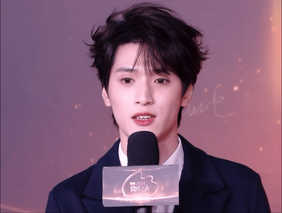 严浩翔完全贵气公子哥啊啊，浅视察下红毯 