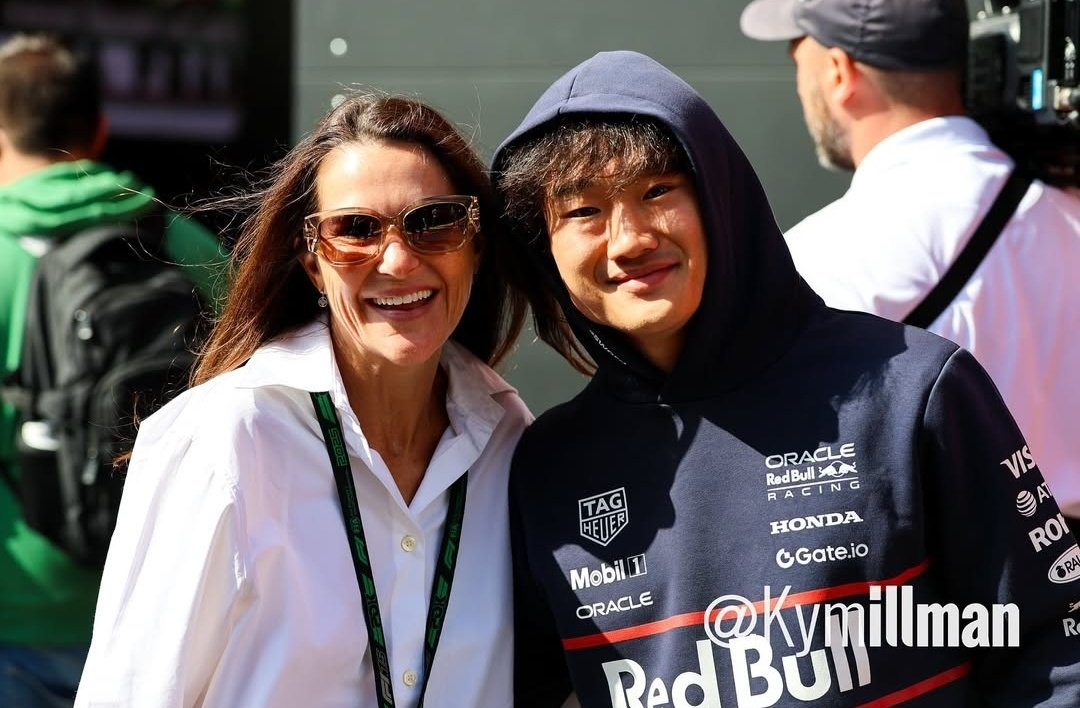 皮亚斯特里的妈妈来到了围场，并与“干儿子”角田合影了📸[期待]F12025F1
