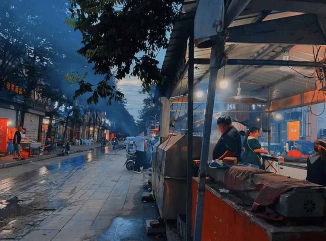 晚饭后出门散散步吹吹风，才懂平凡日子最珍贵。

人到一定年纪，好像突然就不那么向