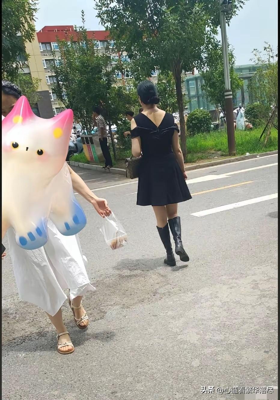 一直都有个疑惑，那些在夏天还喜欢穿靴子的女人到底是图什么呢？真的很难想象这么热的