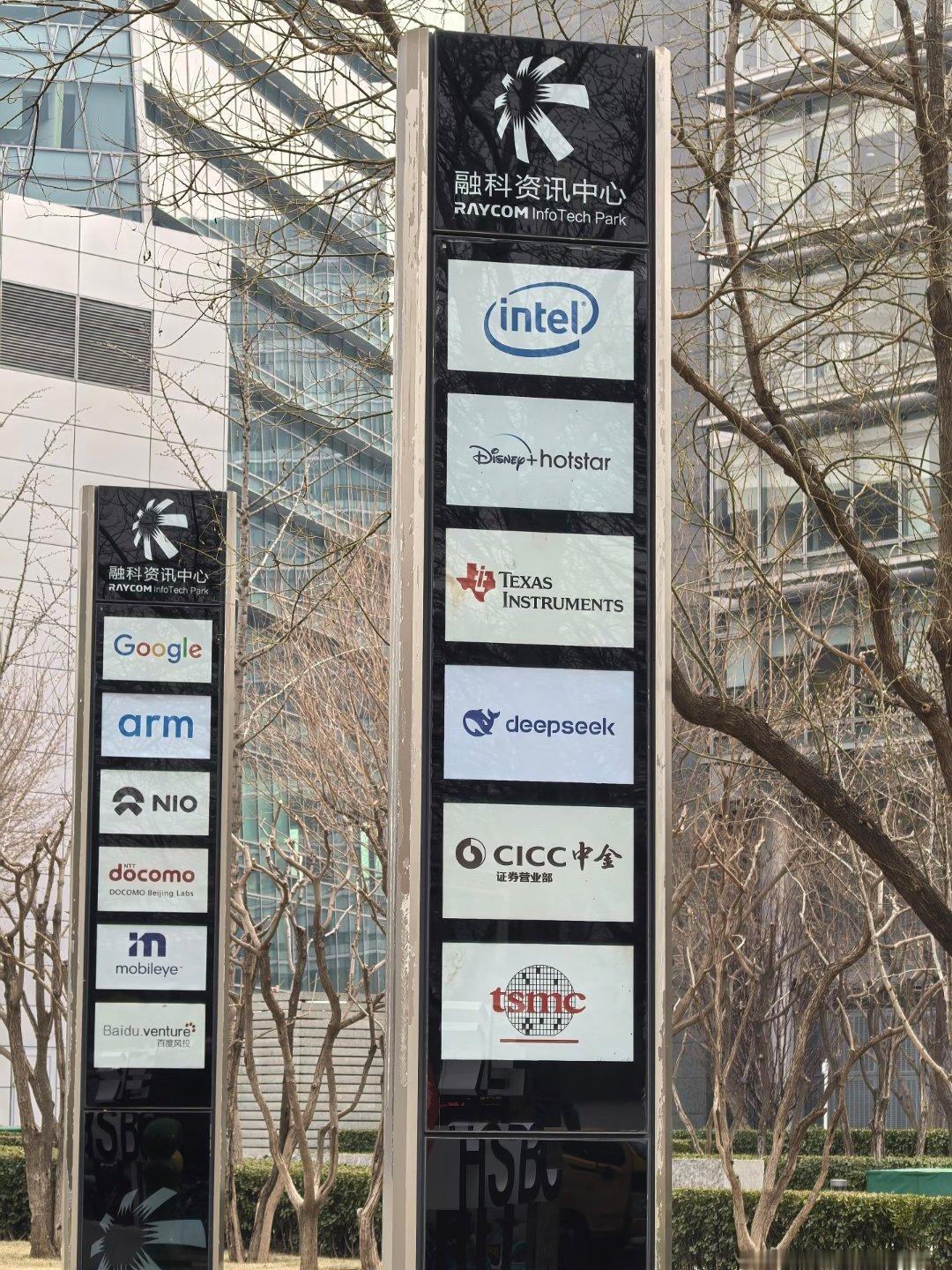 DeepSeek降价 其实深度绑定了一个大语言模型，涨价降价都得用。应该出台相关