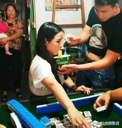 “有个会打牌赚钱的老婆，老公就应该做好后勤保障，合理分工的小家庭才能幸福[我想静