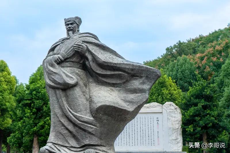 “伪装”是一门学问，并不是贬义的内涵。
三国时期，诸葛亮的“空城计〞，吓退曹兵十