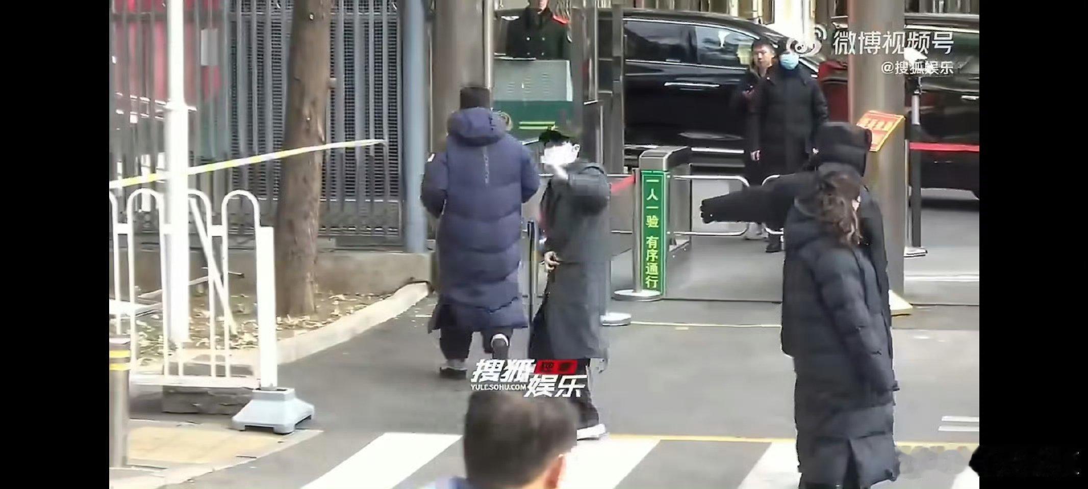 周深往那一站像根墨鱼肠 谁懂这个画面感！周深春晚彩排的背影，熟悉的衣服老练的姿态