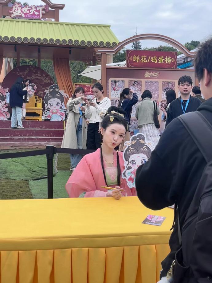 谁教林小宅穿古装营业的 谁把林小宅的古装营业开关给打开啦！她穿上古装就像换了一个