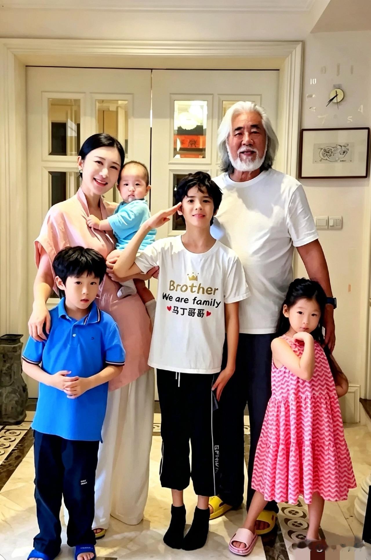 七十五的张纪中，小闺女还没满两岁。同龄人早抱孙子了，他还在冲奶粉、捡积木。好在媳