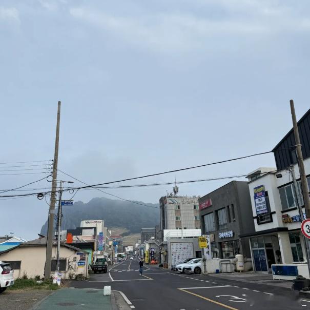 韩国真是我去过最无聊的城市了，街道脏乱差，毫无景色可言，除了体验一下小韩装造，没