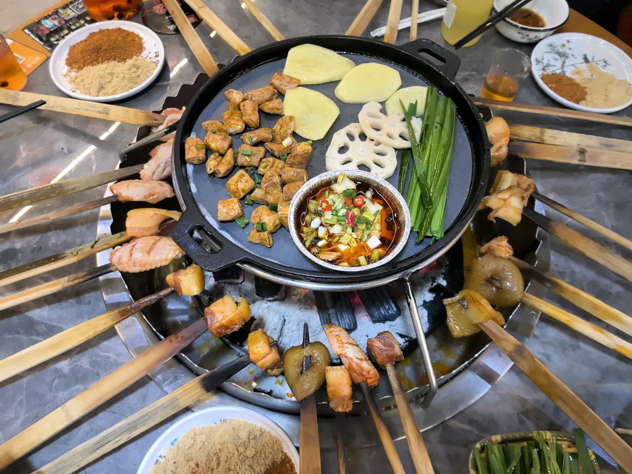 来自大凉山的西昌火盆烧烤，最近几年在成都悄然增多。
烤串是大块大块的，有坨坨肉，