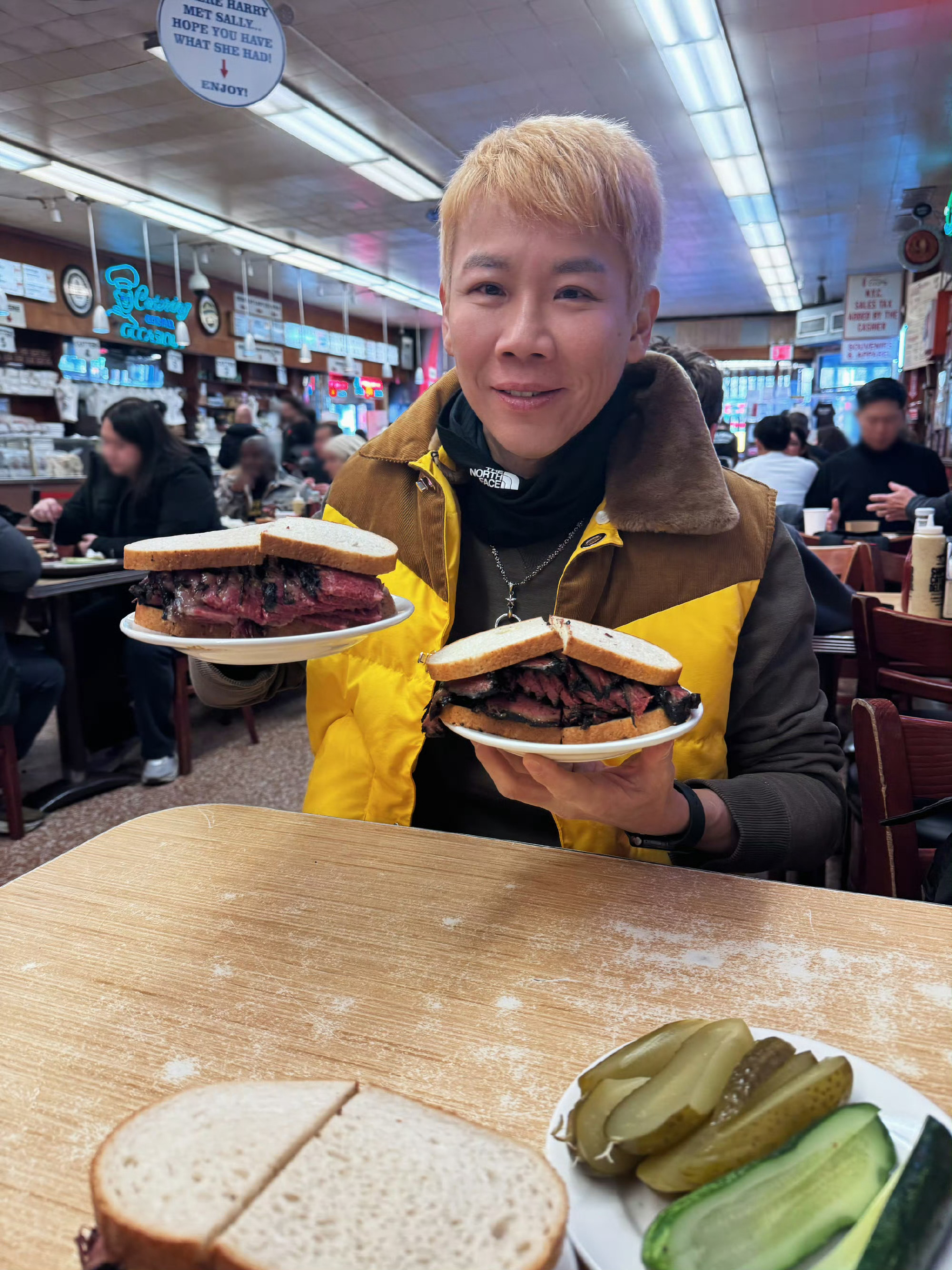 陶喆的三明治夹了一斤肉这肉量也太实在了，看着就满足！！ 