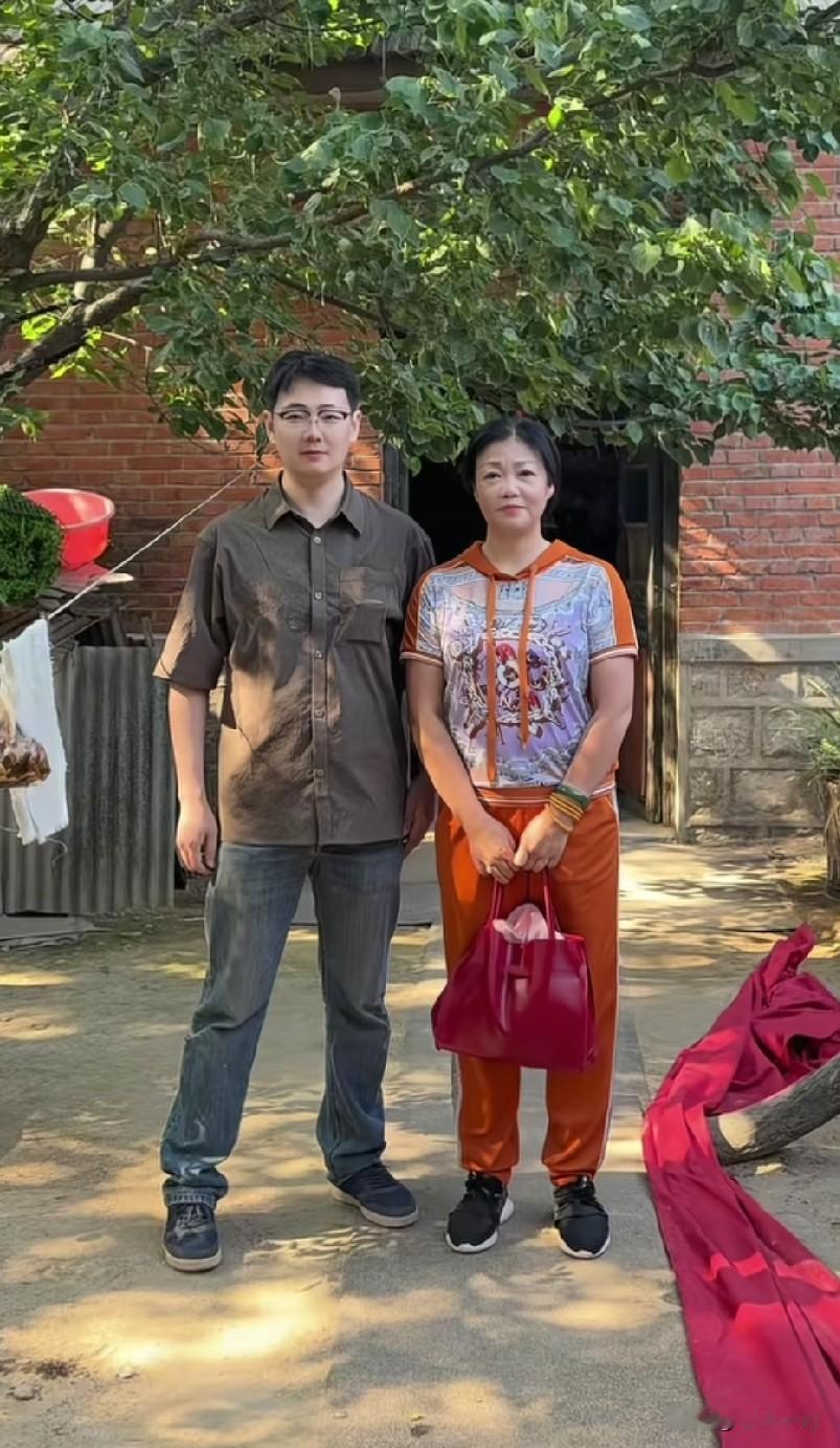 王冠冠，在王磊妈妈的陪同下，回山东老家认亲，这是一个丢失了33年的孩子。
33年