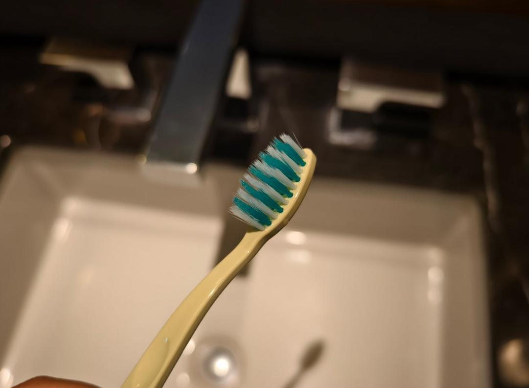 #刷牙之前不建议将牙刷蘸湿# 牙膏的主要作用是借助清洁成分与牙齿摩擦来清洁牙齿。