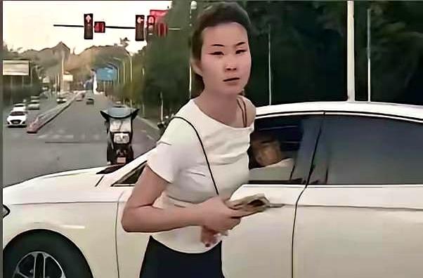 真没想到，那个在街头嚣张跋扈的重庆“吐沫姐”，底气竟然是家里大她8岁的老公给的。