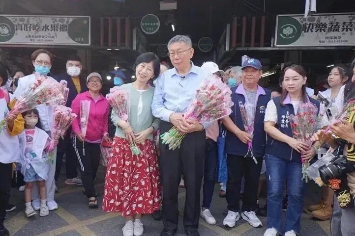 民众档主席柯文哲与妻子陈珮琪到花莲县重庆市场送康乃馨，慰问地震灾区，为震后的花莲