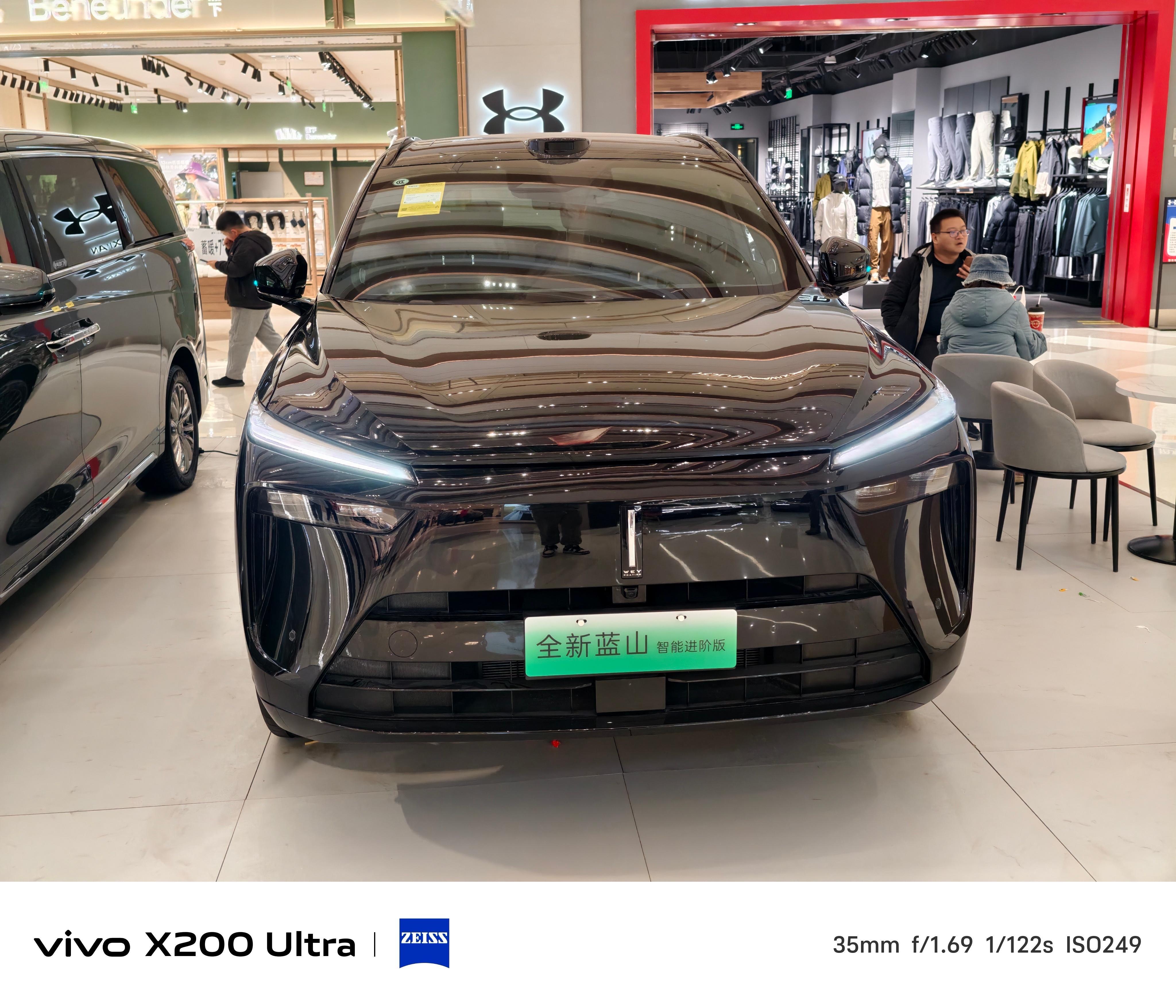 魏牌在商城中庭租了一个地方就放了两辆车高山8和全新蓝山的智驾进阶版蓝山这个车，是