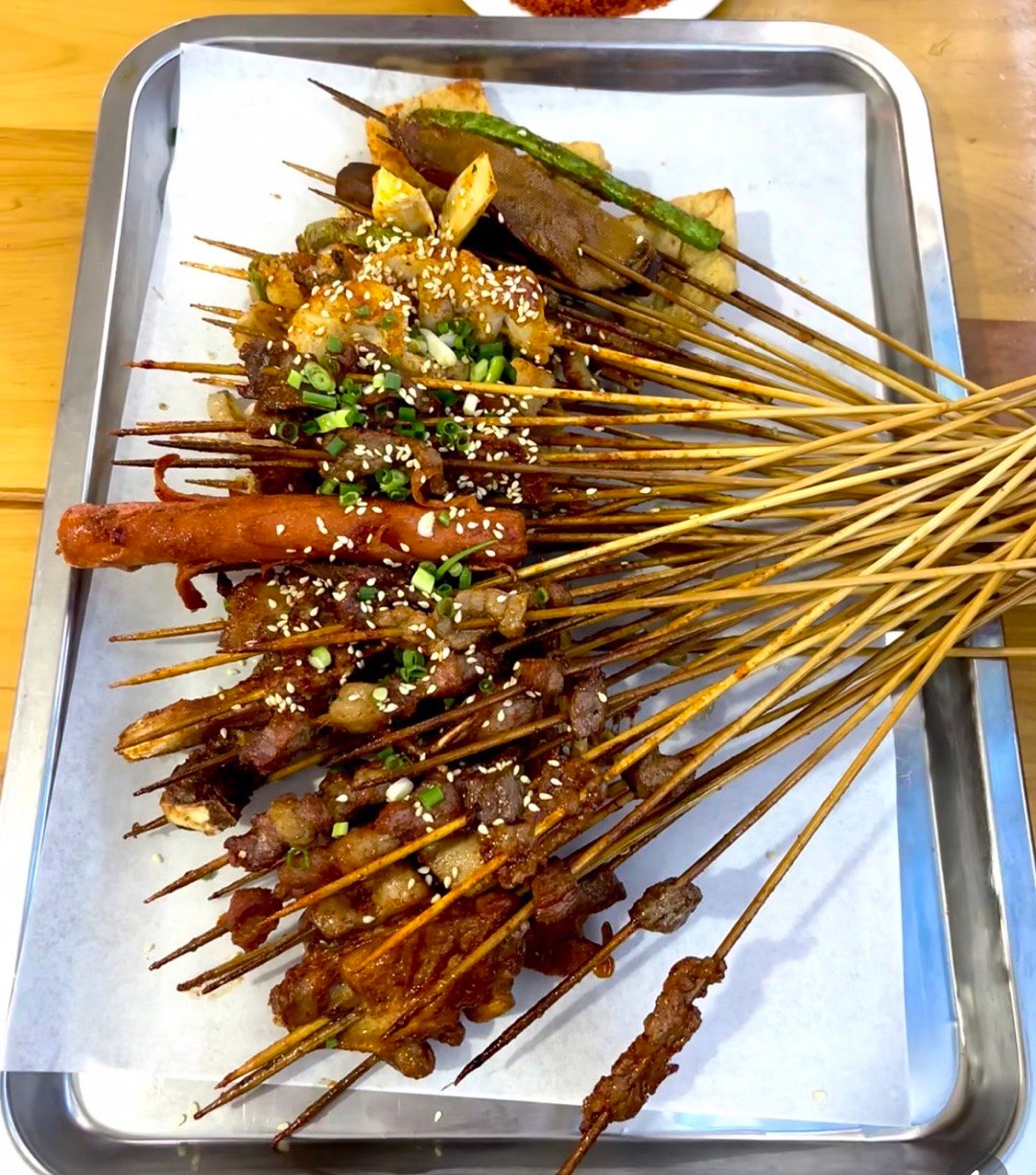 城市扫街美食榜太会挖宝了！连我私藏几年的巷口炸串店都被翻出来，更惊喜的是，老板竟