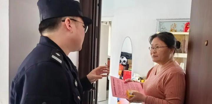 还在想诈骗只是隔空喊话？不，他们已经摸到你家门口了。一套逼真的工装工牌，几句量身