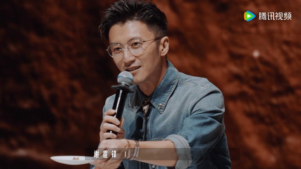谢霆锋痛失表情管理 果冻熊到底有什么魔力，能让谢霆锋直接盯着盘子研究半天，连表情
