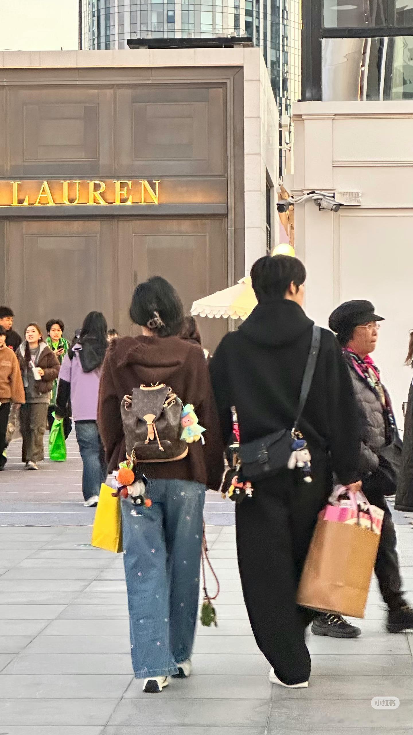 韩雨彤和曾辉私下好甜啊 网友偶遇到这两人在十指紧扣逛街 ​​​