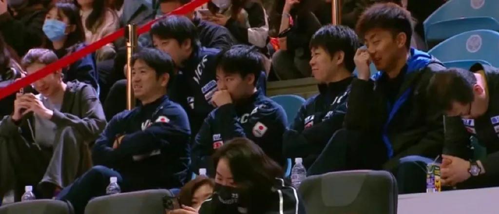 这是国乒输掉首盘之后，看台上日本男乒偷笑的一幕，用刘国梁的话说“别让他活”，虽然