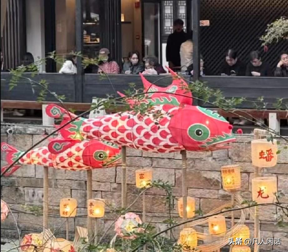 拜年
 
在我们信阳老家，过年最讲究的，是大年初一给长辈磕头拜年。
这规矩，打我