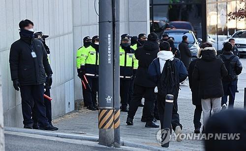 12月18号，尹锡悦生日，其支持者向龙山总统府、宪法法院送去力挺他的花圈，不对，