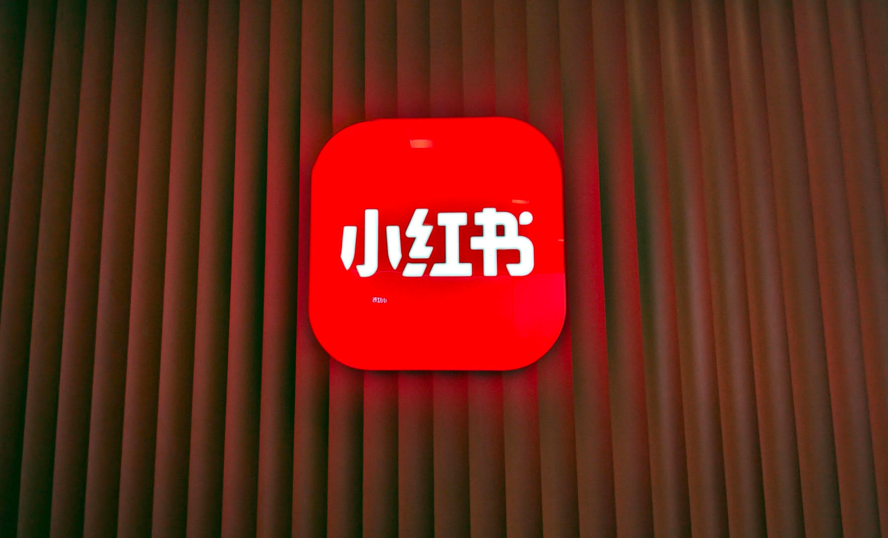 【#小红书博主为免单发避雷帖# 商家吐槽“传播力超广告”，有人称因帖文营业额下降