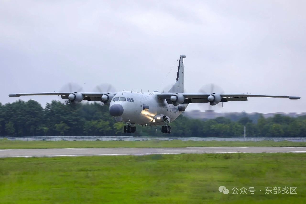 东海舰队航空兵某型飞机在训练中。
这张照片还是有特殊之处的，你看出来了吗？
  