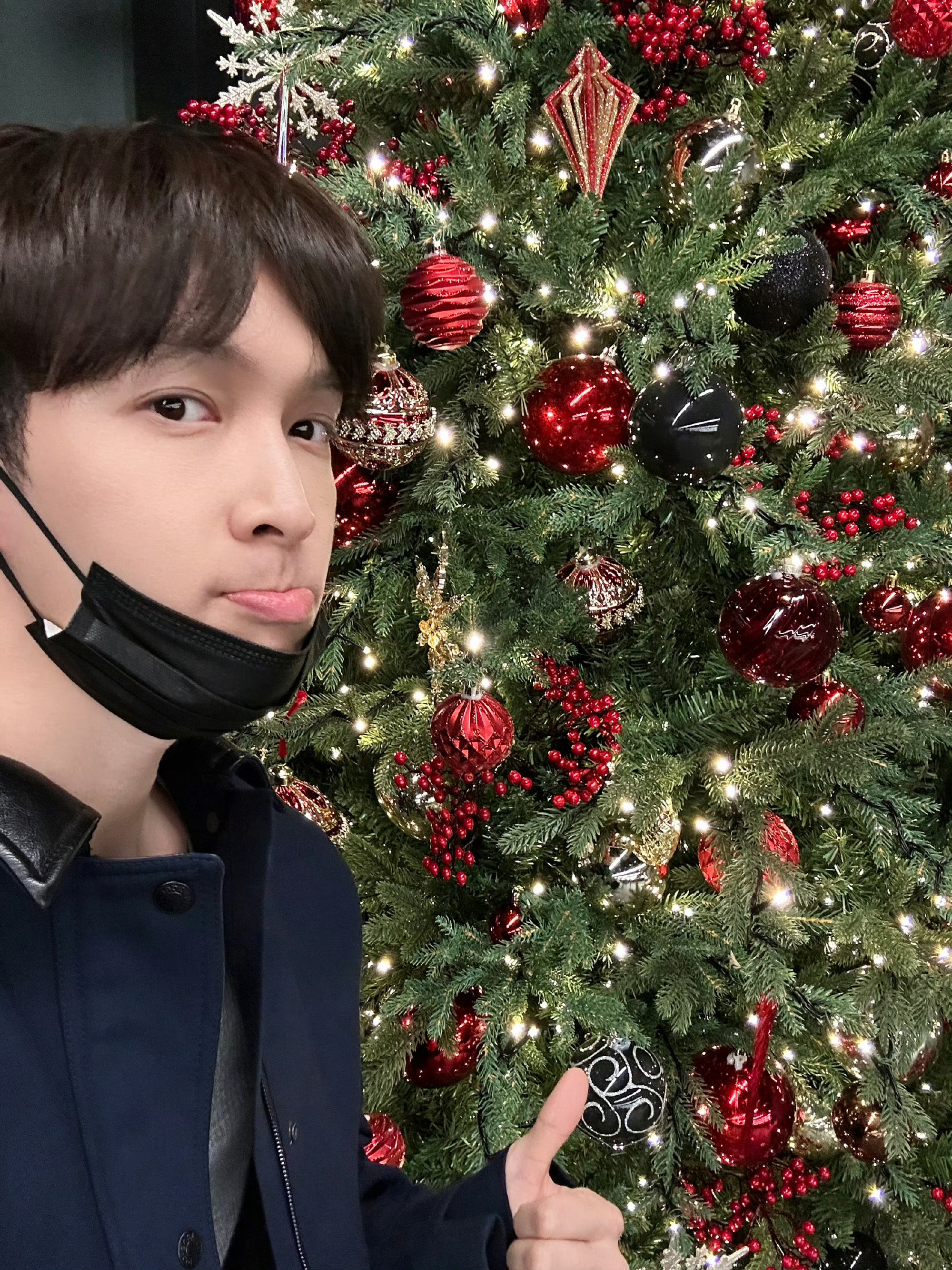 张艺兴自拍十宫格张艺兴圣诞树自拍张艺兴圣诞树自拍，好帅呀，真好看 