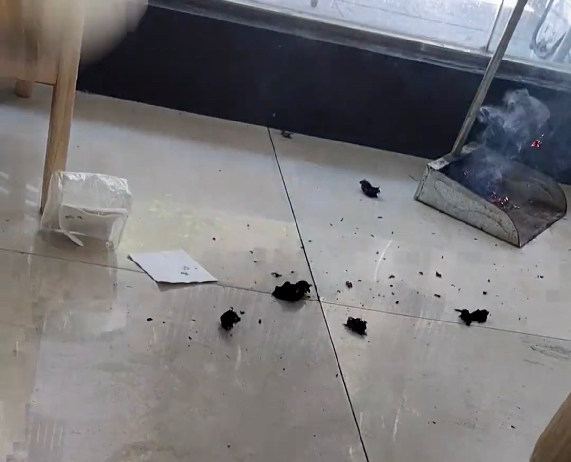 【玉林一茶饮店店员在店里故意拿纸巾焚烧】7月11日，据多名网友爆料称：玉林市的一