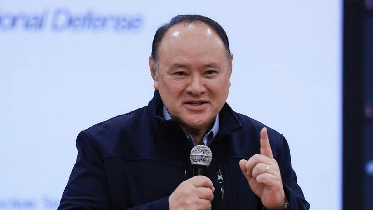 5月30日，他从酒店后厨弯着腰溜走，只为躲中国记者一个问题。6月11日，他被中国