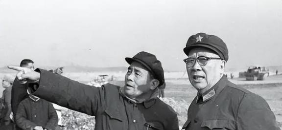1955年，开国少将李迎希，因为误会，授衔时评低了一级，他对此十分不满，就写信给