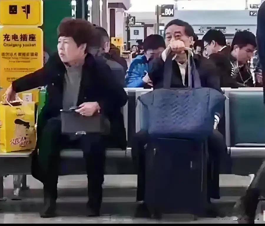 你知道吗？宗庆后竟然爱穿布鞋。

这位富豪大佬平时超级低调，看看他的一次高铁出行