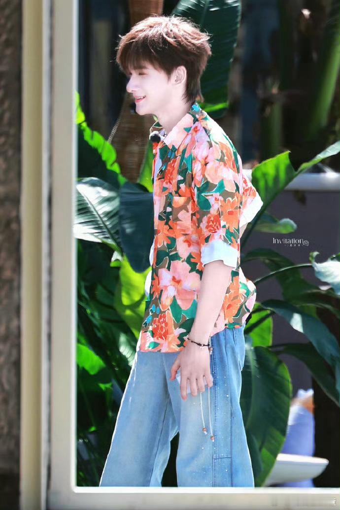 余宇涵抱小女孩路透余宇涵花衬衫路透 余宇涵花衬衫造型好有氛围感！抱着小女孩时低头