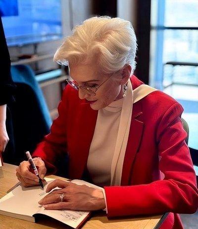 美媒曾质问：“为何越来越多外国人热衷在中国生活？!”世界首富马斯克的母亲梅耶·马