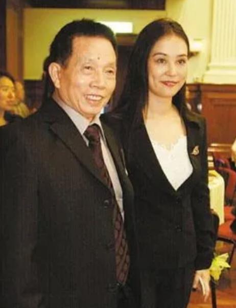 2001年某晚，香港知名武术指导刘家良因思念妻子，决定偷偷回家给她一个惊喜，没想