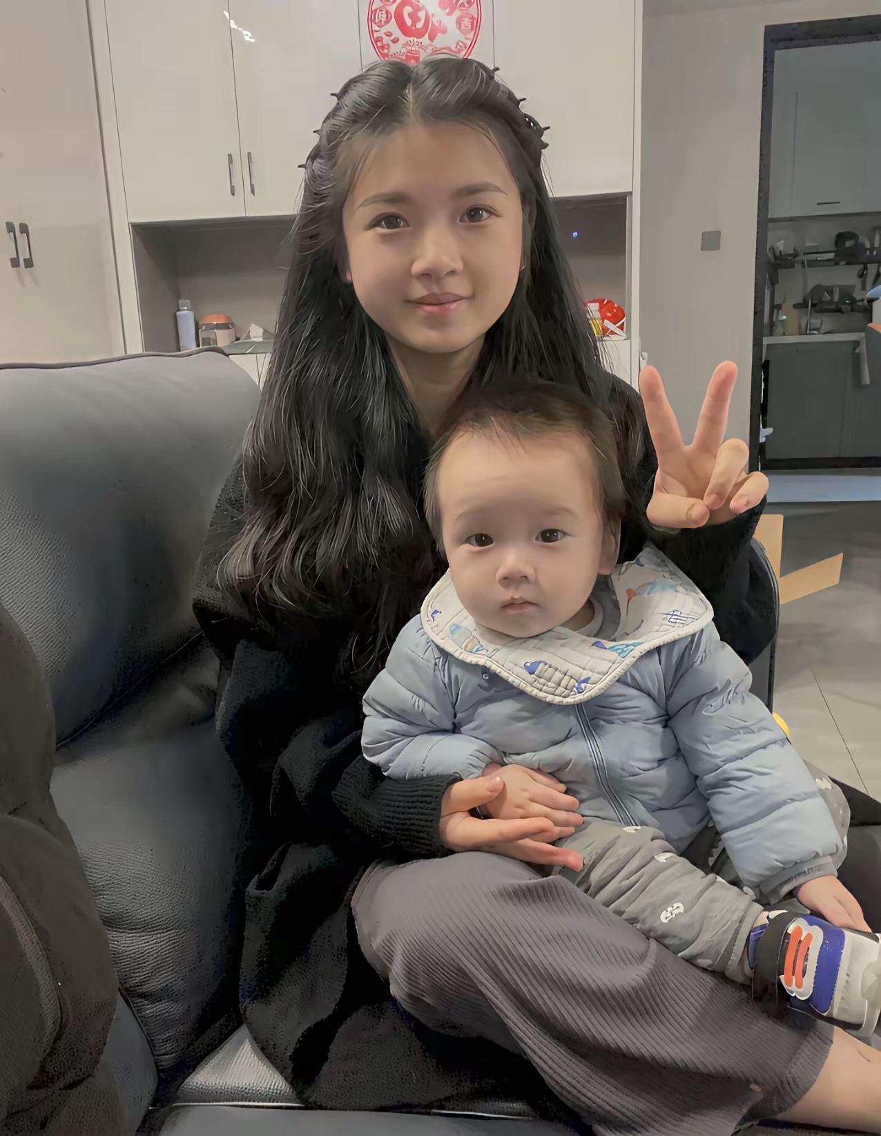 这么小的宝妈看着像姐姐