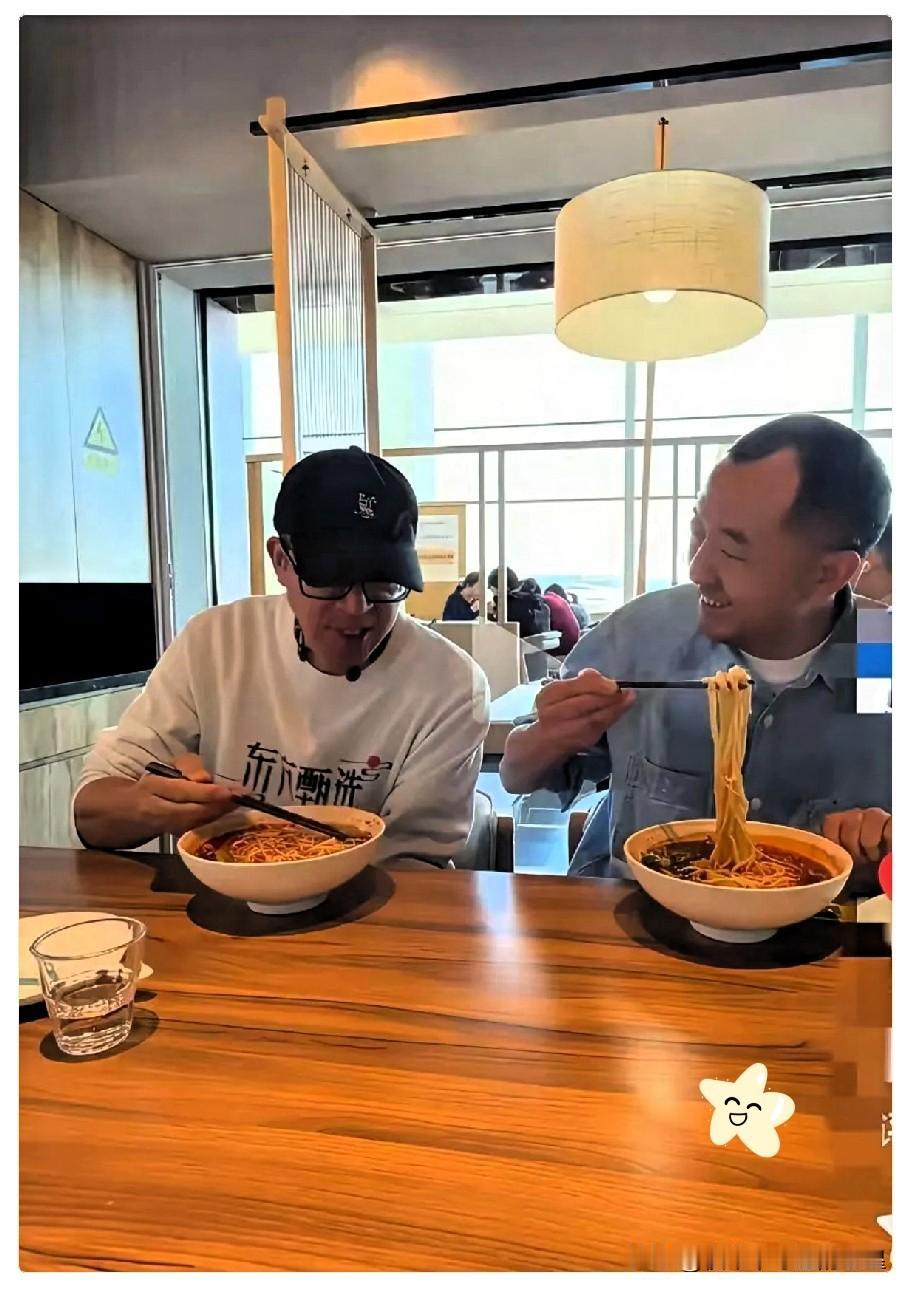 估计明眼人都看出来了，
俞敏洪一年给陈行甲150万，
现在可能有点后悔了，有一说