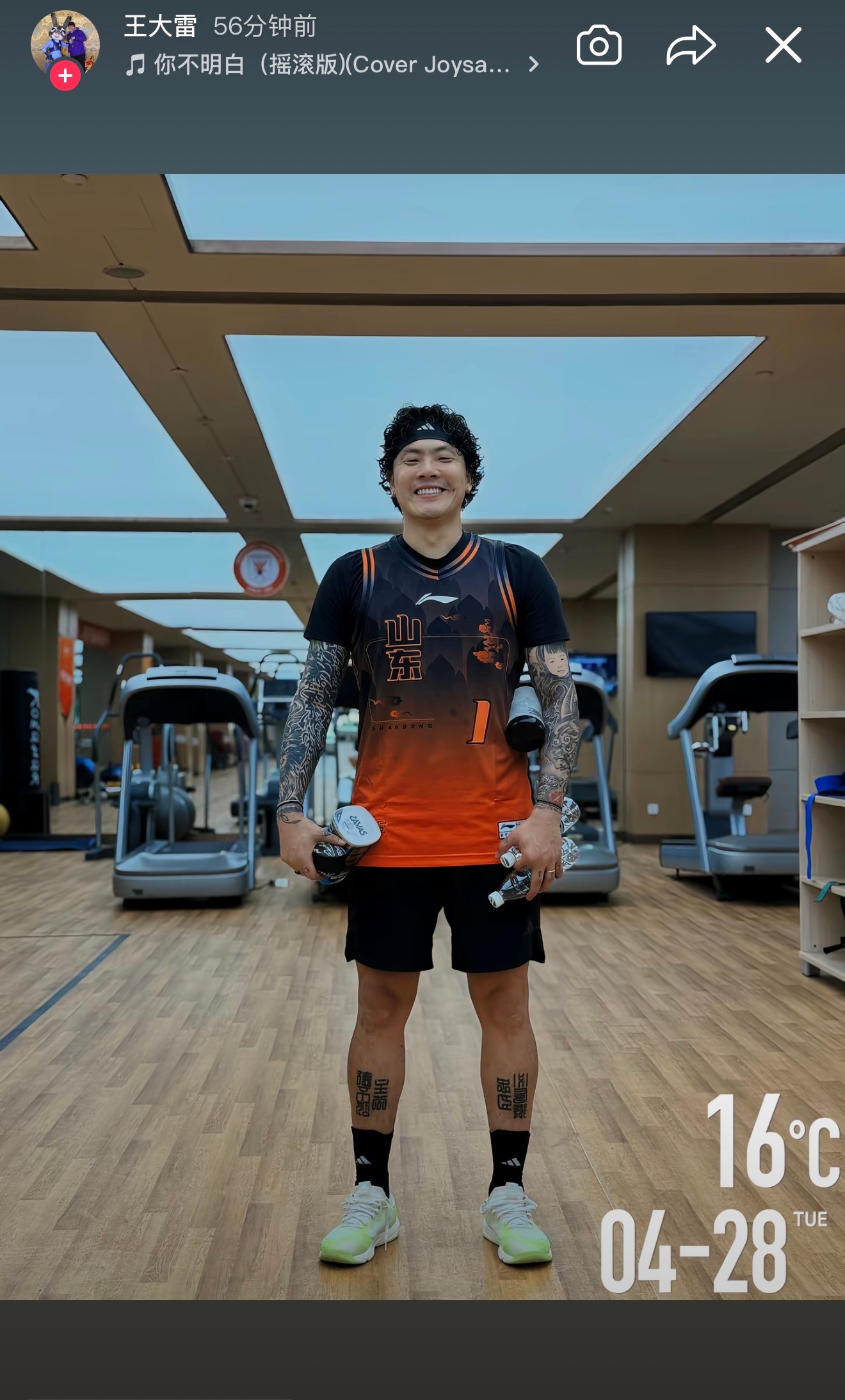 王大雷晒照，为cba季后赛 山东男篮12进8首战加油。 