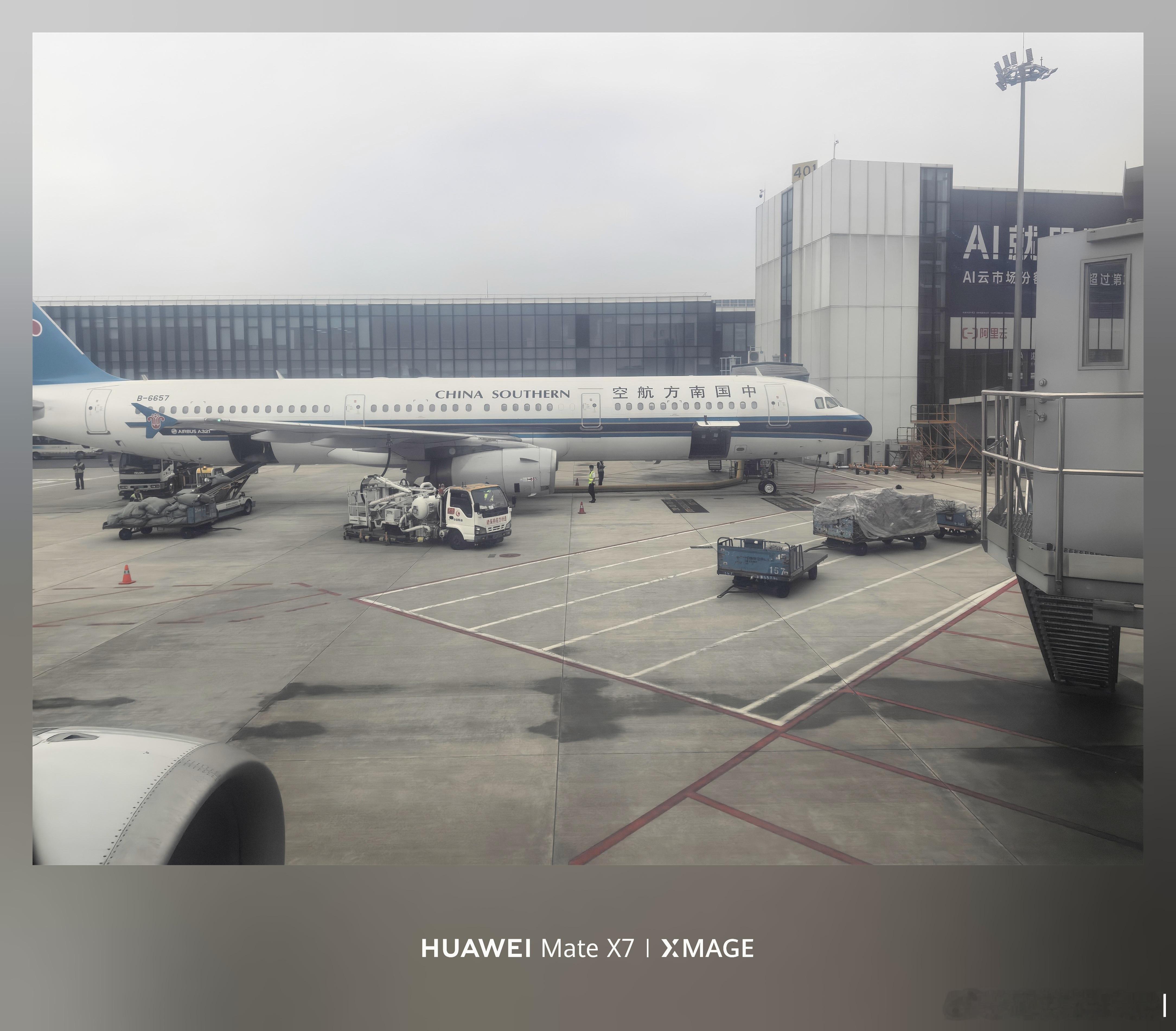 最近连轴转，忙到意识模糊啊。刚拍摄完，回家睡一晚，明天继续出差飞飞飞 杭州·杭州