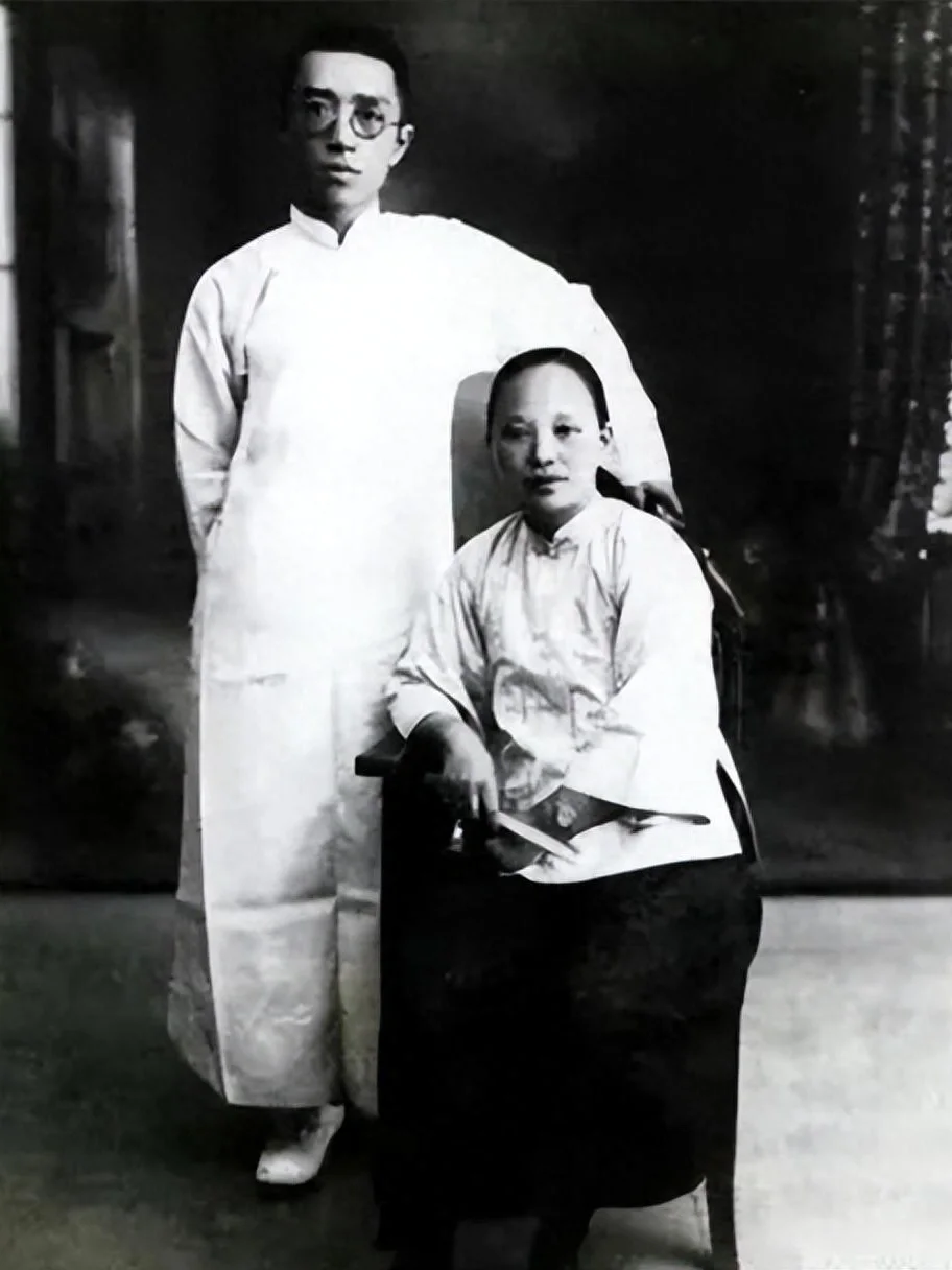 1934年的一天，胡适的妻子江冬秀听说了一件事后，气得牌也不打了，跑去将北大教