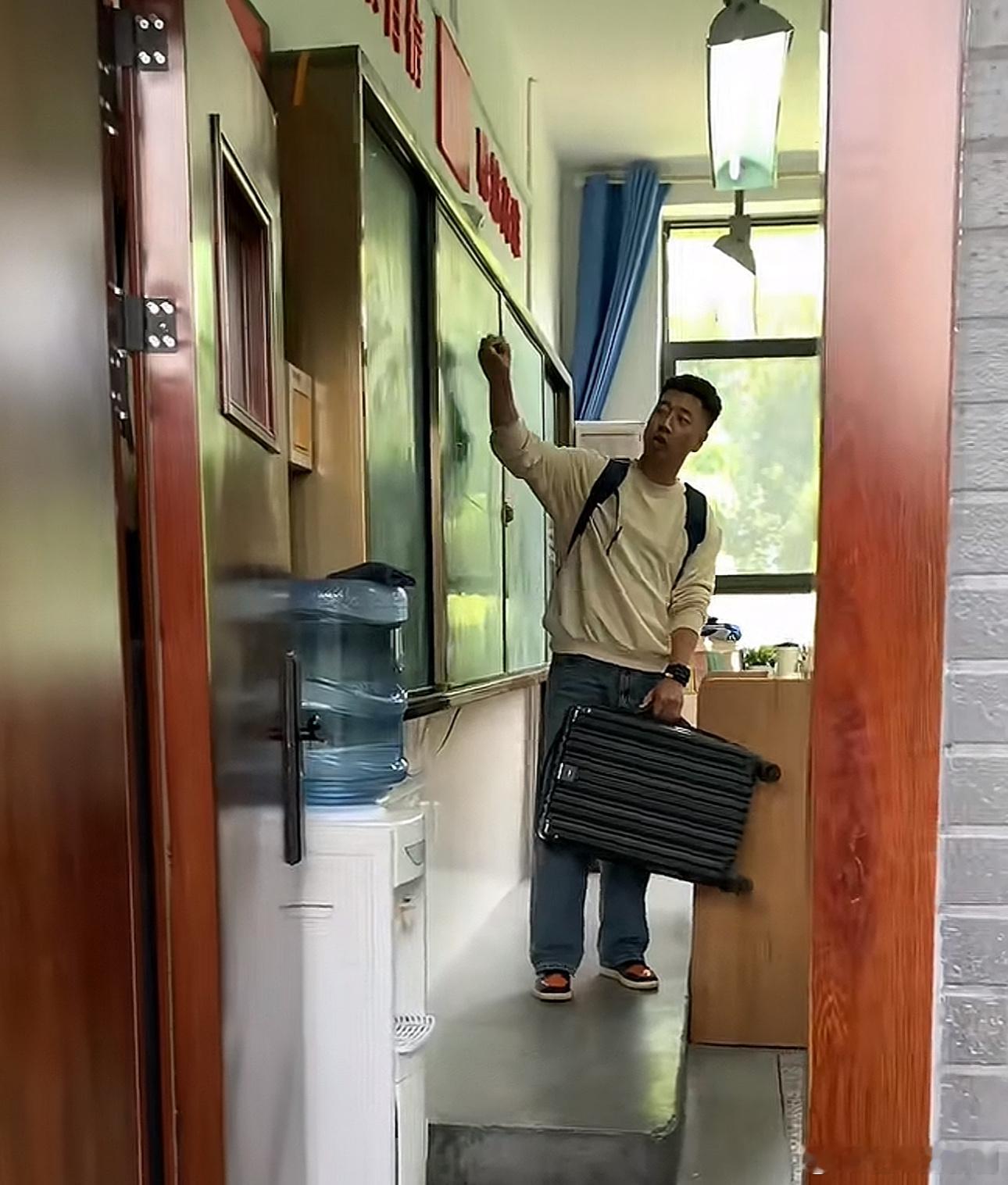 当年下课最先跑的和现在下课最先跑的还是同一批人 ​​​