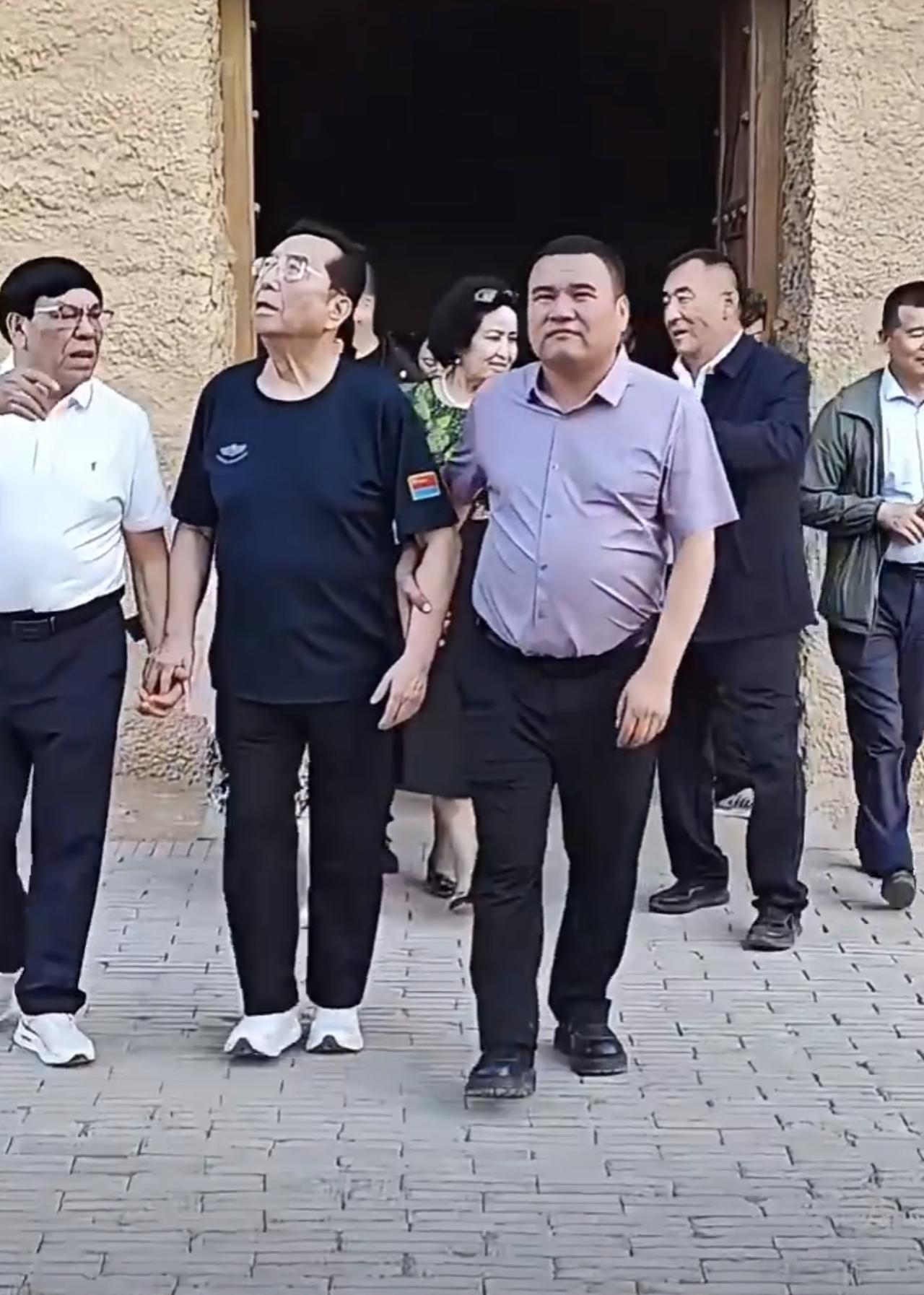 著名老艺术家李双江出门被拍。
多年不见，李双江居然老成这样了，走两步路都需要别人